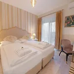 Casablanca Panzio Tata