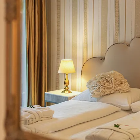 Casablanca Panzio B&B 터터